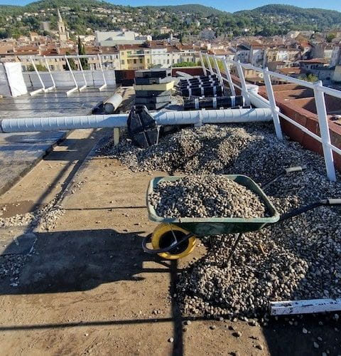 Ratissage et mise en tas des gravier et mise en place des garde-corps