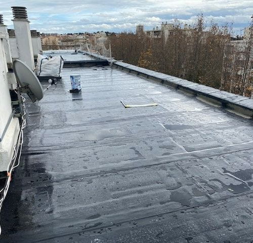 Toiture terrasse avec isolation thermique Multi et bicouche SOPRASTICK SI de chez SOPREMA et Elastophene ARD gris