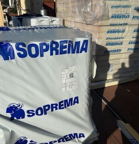 Approvisionnement des matériaux isolant & membrane étanchéité avec grue de levage