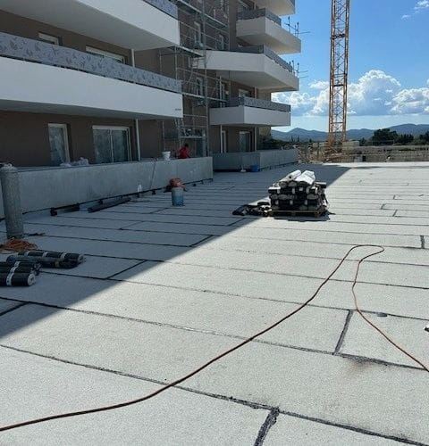 Etanchéité parking - bicouche élastomère ANTIROCK P (permet de résister à la mise en oeuvre de l'enrobé)