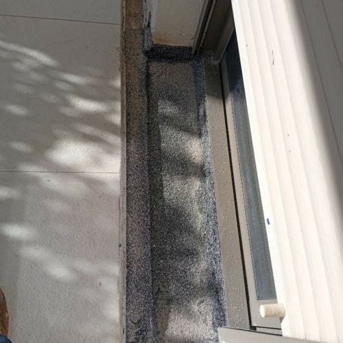 Pose EIF, 1 équerre et 2 couches de résine de type Flashing de chez Soprema