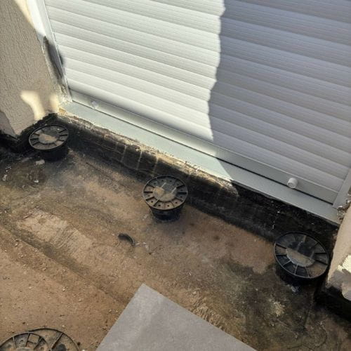 Absence de calfeutrement entre le seuil alu et le rejingot béton (porte-fenêtre)