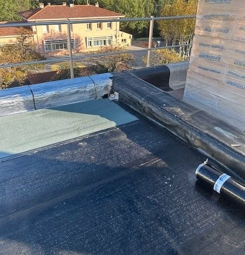 Etanchéité sur isolation thermique SOPRASTICK SI - Démarrrage de l'étanchéité Elastophene Flam ARD gris