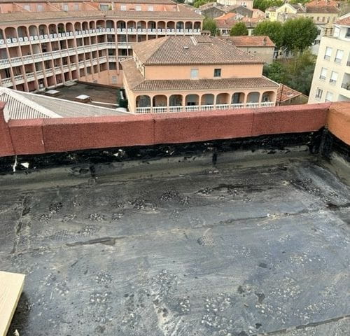 Mise en place de l'isolant thermique knauf Thane ET 100 mm de chez Soprema