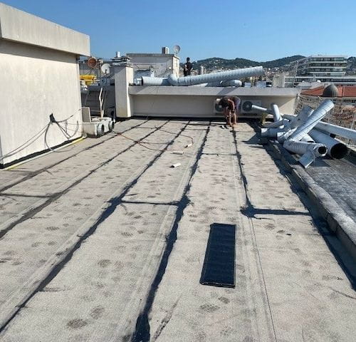 Isolant posé avec complexe d'étanchéité styrabase stick unilay de chez Soprema