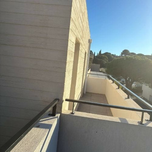 La terrasse n'étant pas protégée par une casquette l'eau de pluie s'infiltre directement sous la menuiserie puis dans la chape de pose