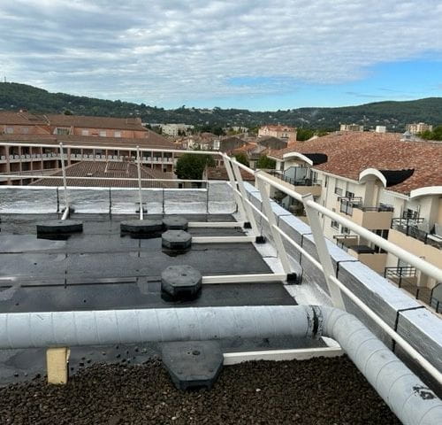 Pose des relevés et gravillon normé NF P84-204 DTU 43.1