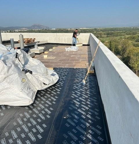 Travaux sur toiture terrasse accessible - Pose membre d'étanchéité et isolant