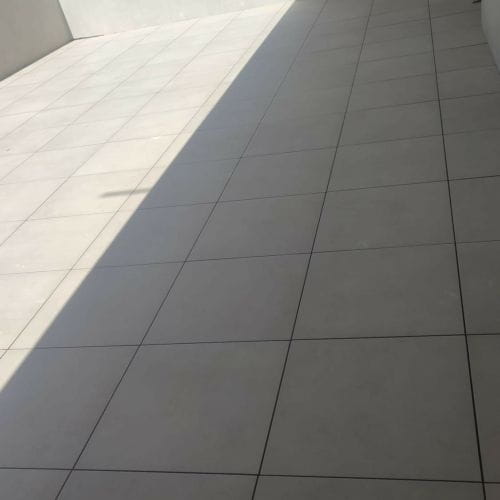 Pose des dalles sur plots - Appart témoin