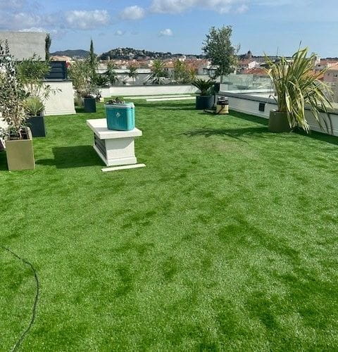 Toiture végétalisée synthétique : opération AZUR PLAGE