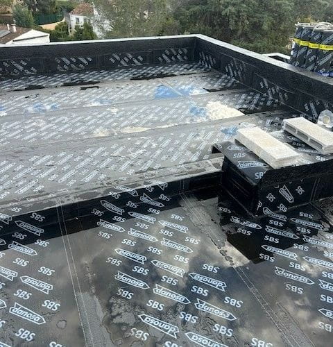 Pose de membrane d'étanchéité avant protection lourde