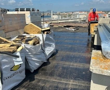 Techniciens pour démolition et préparation des supports